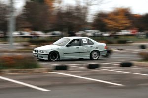 BMW in schneller Kurvenfahrt als Symbol für Entscheidungsfähigkeit und Führung in dynamischen und unsicheren Situationen