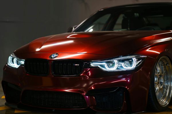 Roter BMW als Symbol für strategische Flexibilität und Führung in unsicheren Zeiten