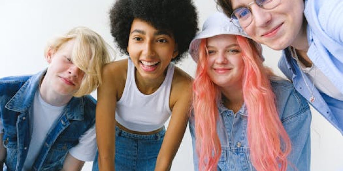 Diverse junge Menschen der Generation Z blicken gemeinsam in die Kameraand looking away