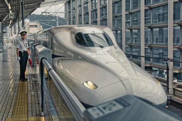 Moderner Hochgeschwindigkeitszug am Bahnsteig einer asiatischen Station – Symbol für Geschwindigkeit, Präzision und effiziente Abläufe