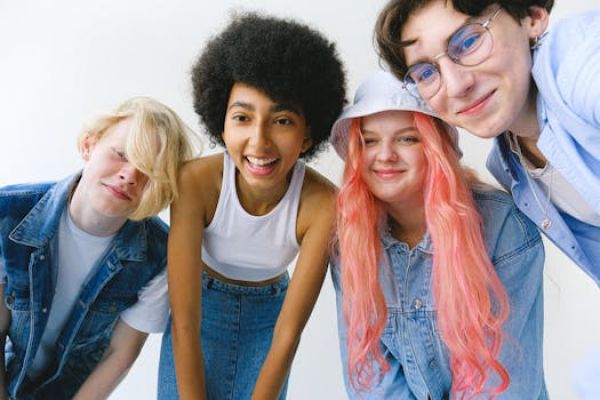 Diverse junge Menschen der Generation Z blicken gemeinsam in die Kameraand looking away